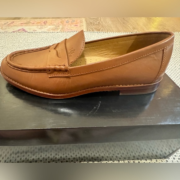 Ralph Lauren Wynnie Burnished Leather Loafer - Picture 3 of 12